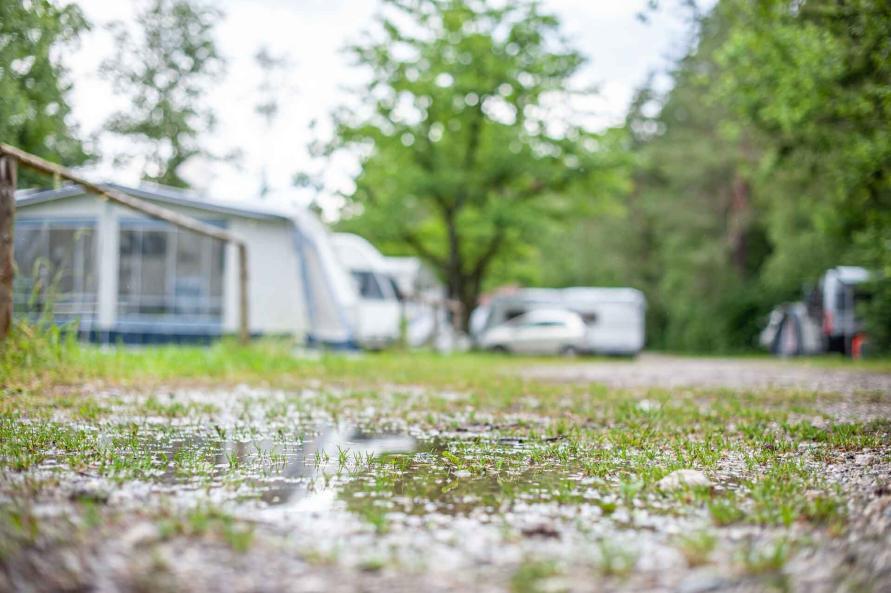 Regen Pfütze auf dem Campingplatz - Dichtigkeitsprüfung am Wohnwagen