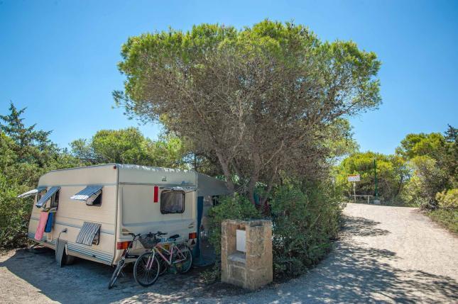 Wohnwagen auf einem Stellplatz auf der Düne am Strand - Camping in Apulien