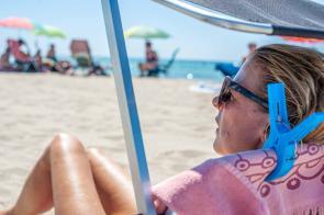 Frau relaxt im Liegestuhl am Strand - Camping in Apulien