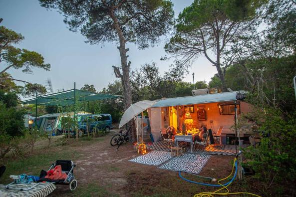 Camping Stellplatz bei Abenddämmerung mit Kerzen - Camping in Apulien