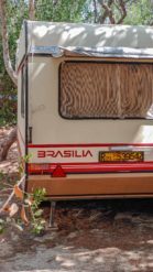 alter Brasila Wohnwagen mit italenischem Kennzeichen - Camping in Apulien