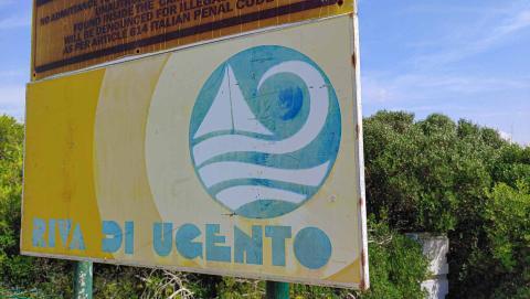 Schild am Strand vom Campingplatz Riva di Ugento - Camping in Apulien