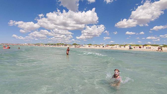 türkises Meer am Strand in Apulien mit Strandsicht - Camping in Apulien