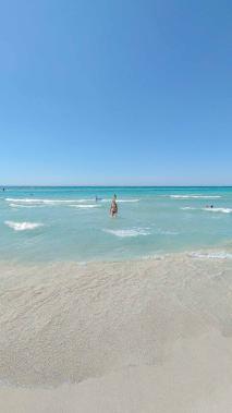 Türkises Wasser mit weißem Strand - Camping in Apulien