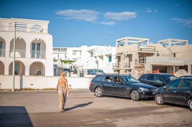 Parkplatz mit Häuserreien am Meer in Apulien