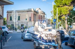 Boot auf Hänger in der Ortsmitte von Santa Maria di Leuca - Hinterland von Salento