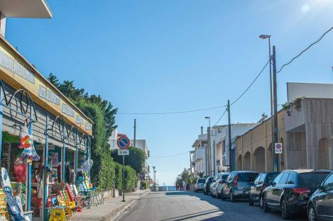Straße zum Strand in Apulien mit Auos und Badesachen Geschäft