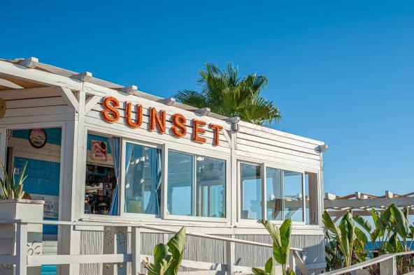 Sunset Bar mit Palmen und blauem Himmel - Hinterland von Salento