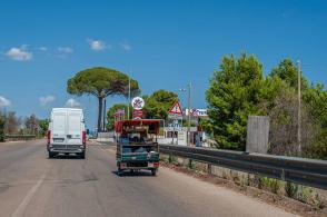 Piaggio Dreirad Roller ird von Kastenwagen überholt - Hinterland von Salento