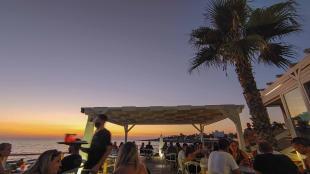Bar mit Leuten beim Sonnenuntergang am Meer - Hinterland von Salento