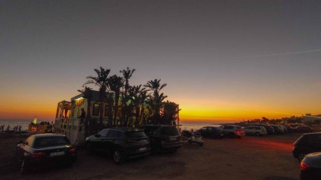 Sonnenuntergang am Meer mit Strandbar und Palmen - Hinterland von Salento