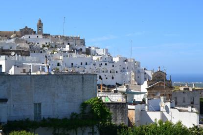 Blick aus der Ferne auf Trulli Häuser in Alberobello - Hinderland von Salento