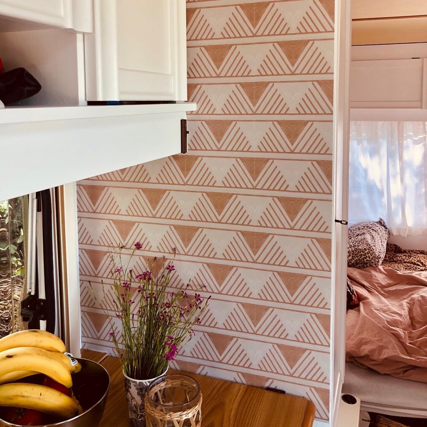 Wohnwagen und Caravan Makeover - geflieste Küchenwand in creme und weiß - mit Boho Muster - Dekoration im Wohnwagen
