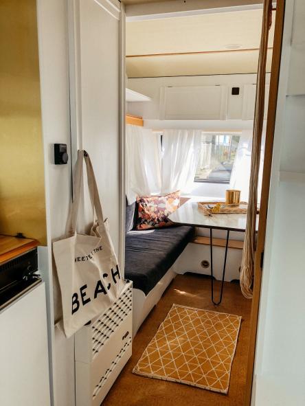 Wohnwagen und Caravan Makeover - Innenraum mit Küche und Sitzecke - weiße Wände - graue Sitzecke