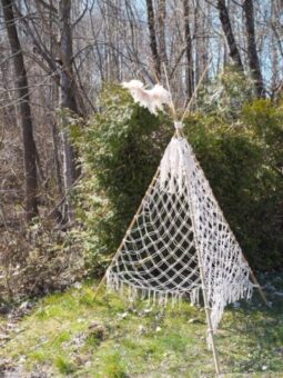 Makramee Tipi Zelt - Makramee Tipi Zelt auf grünem Rasen vor einer Hecke