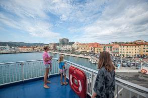 Sicht von der Fähre auf den Hafen von Portoferraio - Elba mit dem Wohnwagen