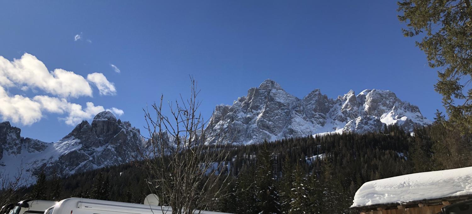 campingplatz in den bergen, schnee und blauer himmel