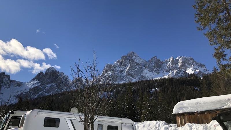 campingplatz in den bergen, schnee und blauer himmel