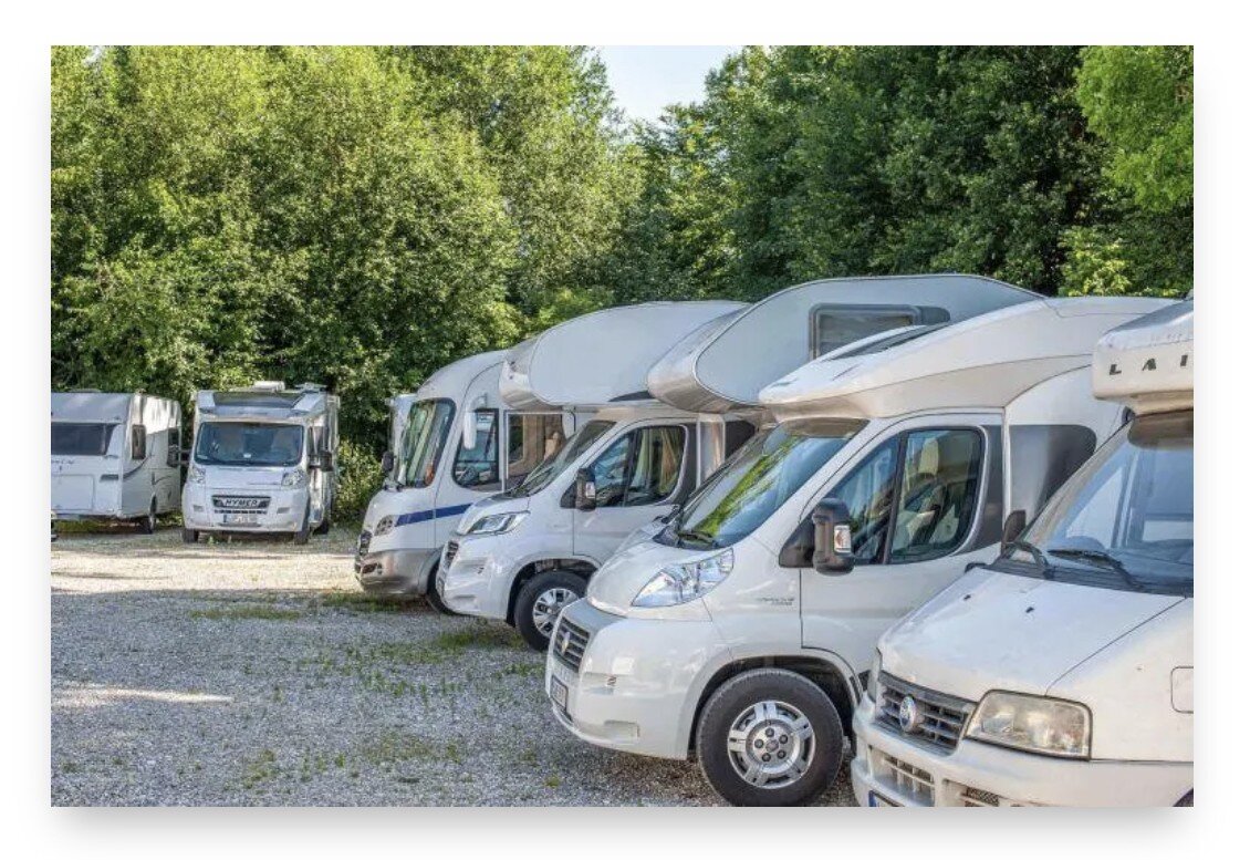 Mehrere Wohnmobile auf dem Parkplatz-Servicetermin Camper und Wohnwagen