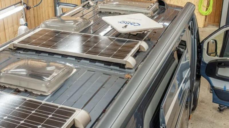 Autarkie im Campingfahrzeug - Dach eines Kastenwagens neue Solarpanele und Sat-Anlage verbaut